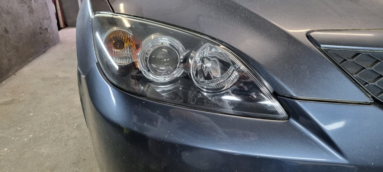 Mazda 3 - reflektor po polerowaniu.