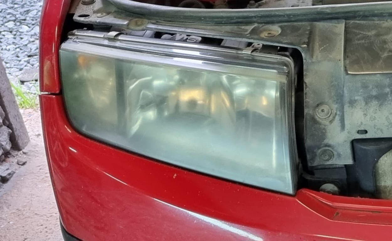 Skoda Fabia - reflektor przed polerowaniem.