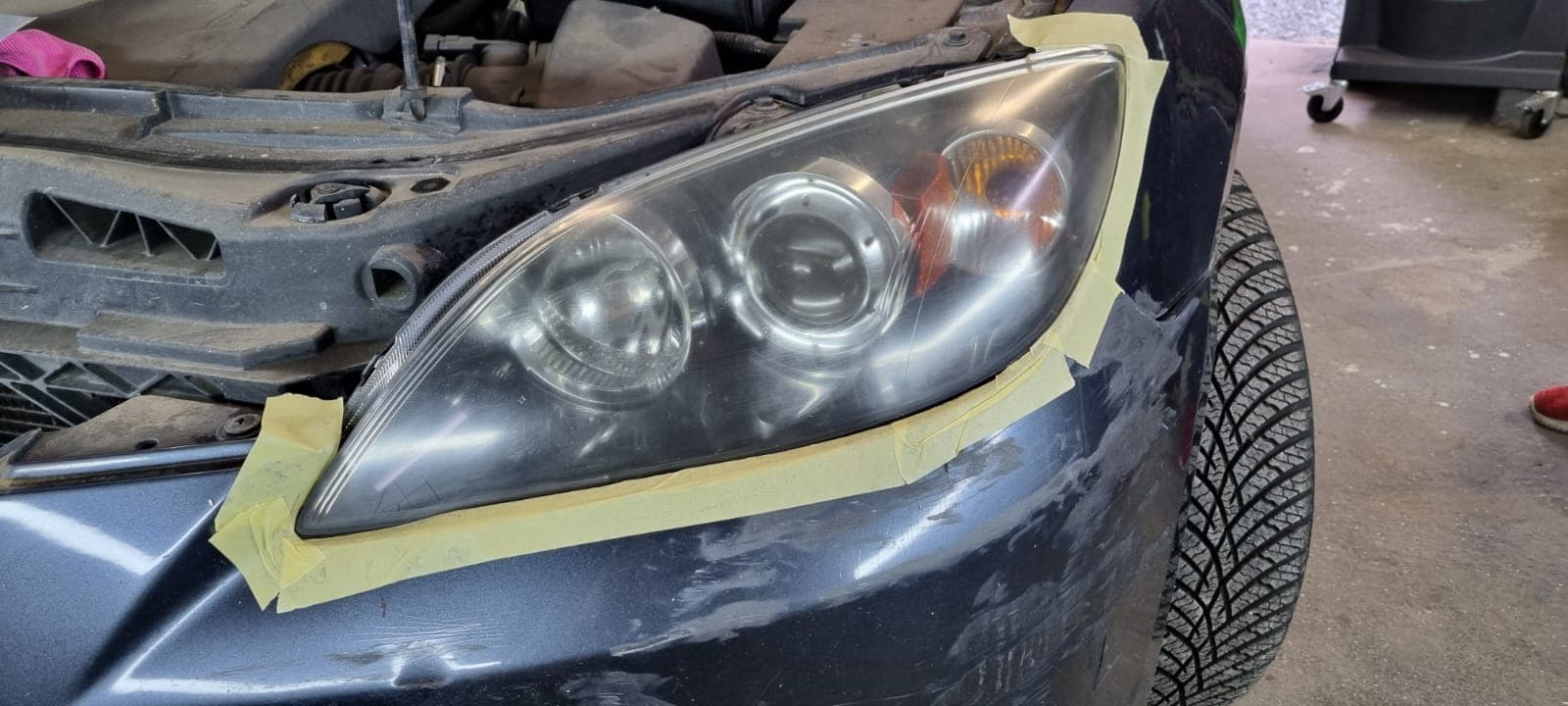 Mazda 3 - reflektor przed polerowaniem.