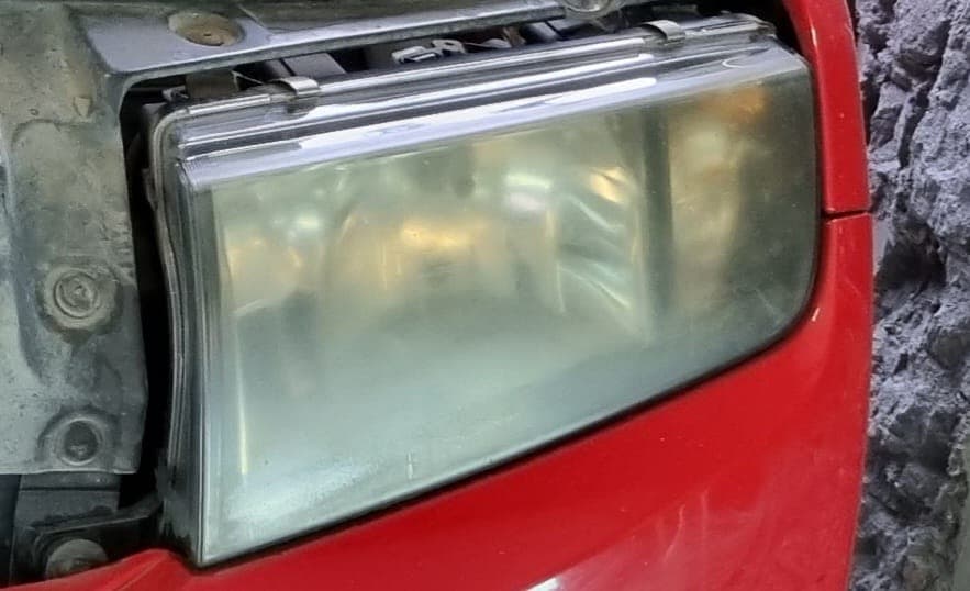 Skoda Fabia - reflektor przed polerowaniem.