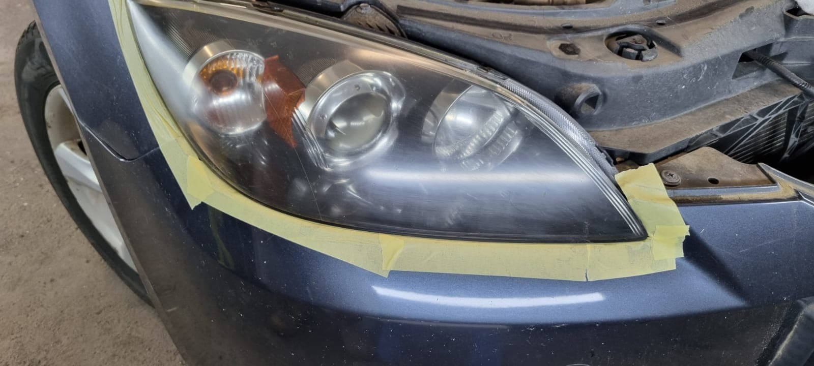 Mazda 3 - reflektor przed polerowaniem.
